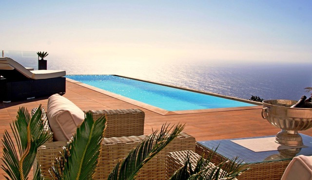 Moderne Architekten-Villa mit Infinity-Pool und Meerblick by Interhome