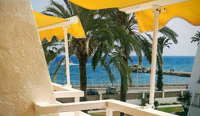 NEW Firstline Beach, Sea View, Aircon, fast WiFi, Pool, 2 Sunny Terraces Parking