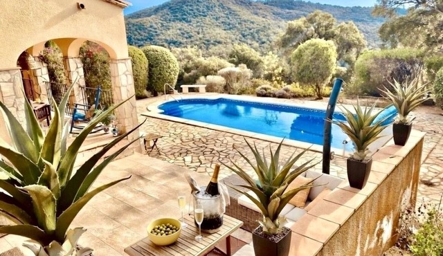 NEW: Wonderful, spacious holidayvilla with lots of privacy and panoramic views.
