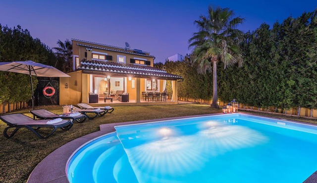 Nice villa with pool, air conditioning and WIFI. Quiet and close to the sea
