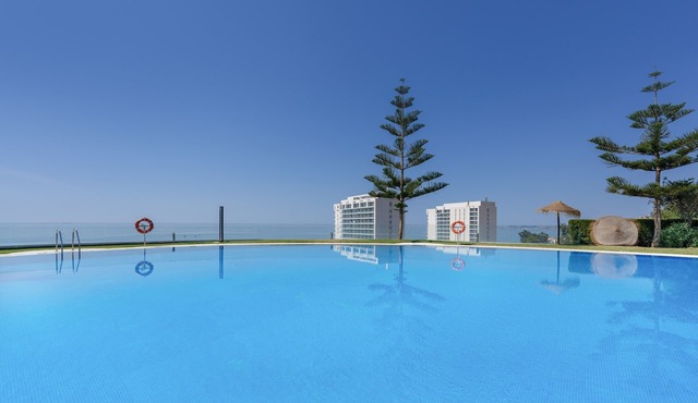 Oasis Torrequebrada Apartment with Views, Pools, Private Parking and Wi-Fi
