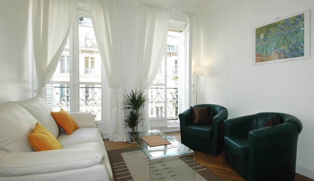 PARIS ON FOOT,TOURISTIC AREA .WITH LIFT , WIFI , AC in Paris