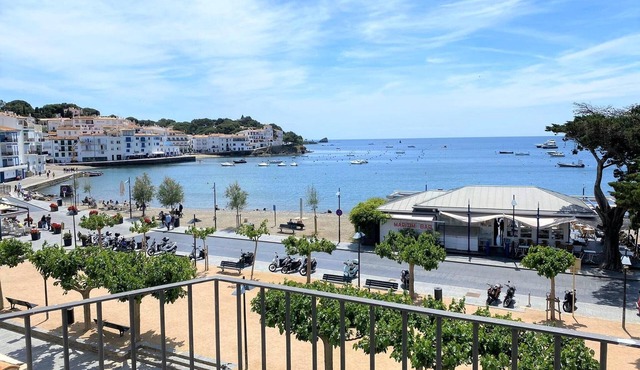 PASSEIG II - Apartment in Cadaqués center with sea views