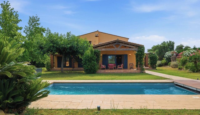 PERALADA PEARL: Villa with a Pool in the Heart of the Golf Course in Peralada