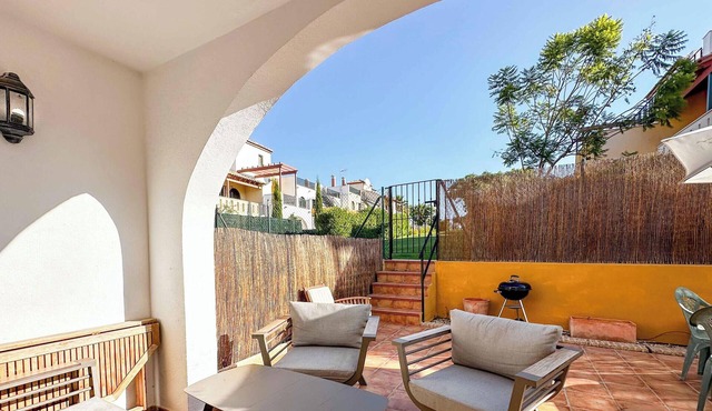 Poolside Townhouse Sleeps 6 ROU02