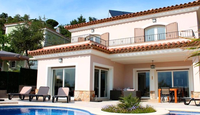 Poolside Villa near the Coast