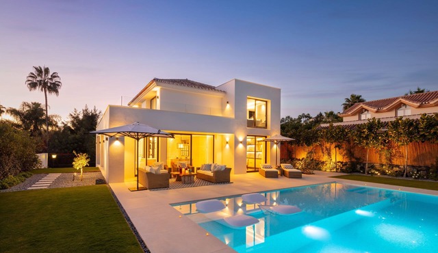 Private Heated Pool, Steam Room, Jacuzzi & Gym