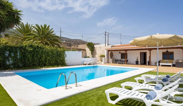 Private house with pool & garden