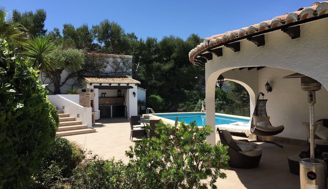 Private Luxury retreat with Pool & Stunning mountain,sea and Valley Views