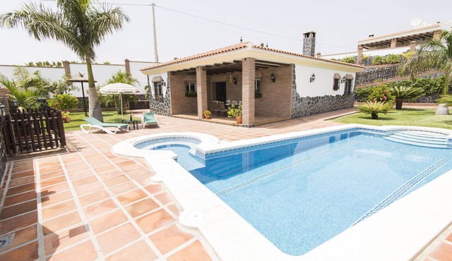 Private villa with heated pool and hot tub in Nerja (Malaga)