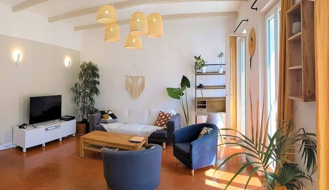 Quiet, charming and bright, 2 steps from the shopping center and the old port. in Marseille