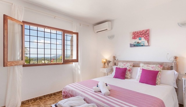 Room 'Cerezo' with Mountain View, Wi-Fi and Air Conditioning