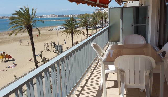 ROSES: Super Apartment on the FIRST LINE OF THE SEA for 6–8 PEOPLE in the CITY CENTER