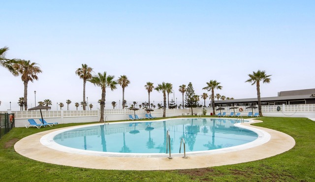 Sofie Seaview Apartment – Beachfront, Family-Friendly, with Pools and Gym