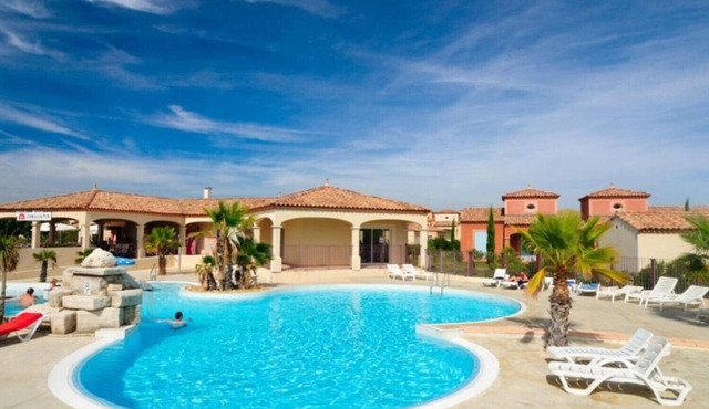 South-facing villa 8 people with garden and swimming pool, near the lake in Homps
