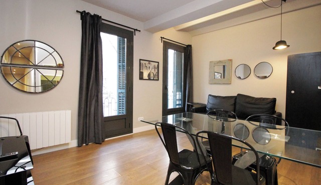 Spacious 2 bedroom apartment with balcony in Eixample, parking possibility