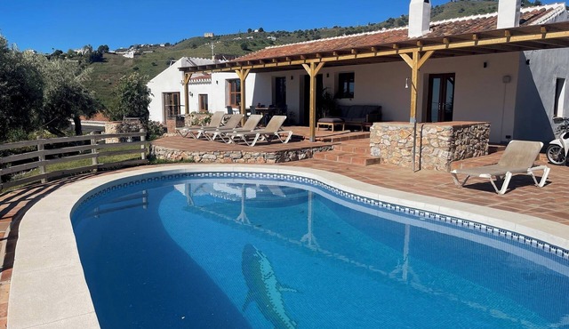 Spacious 4 Bed villa with pool and fantastic views!