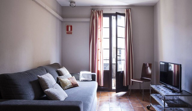 Spacious apartment for 5 people minutes from Las Ramblas with parking