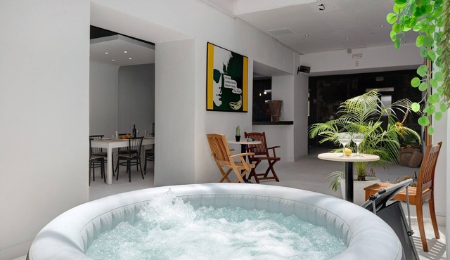 Spacious, Bright Rustic Loft in City Center – Ideal for Groups