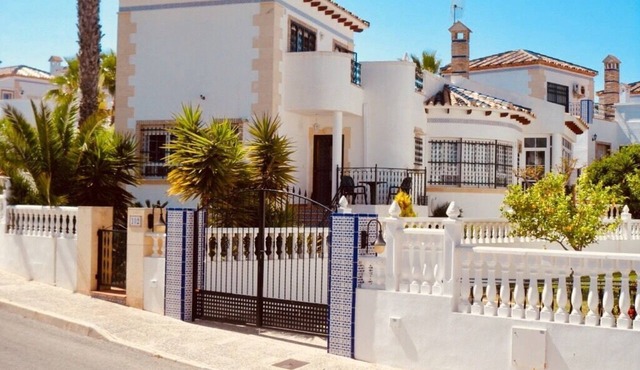 Spacious detached 3 bed villa fibre Wi-Fi 5 minutes walk to Villamartin Plaza