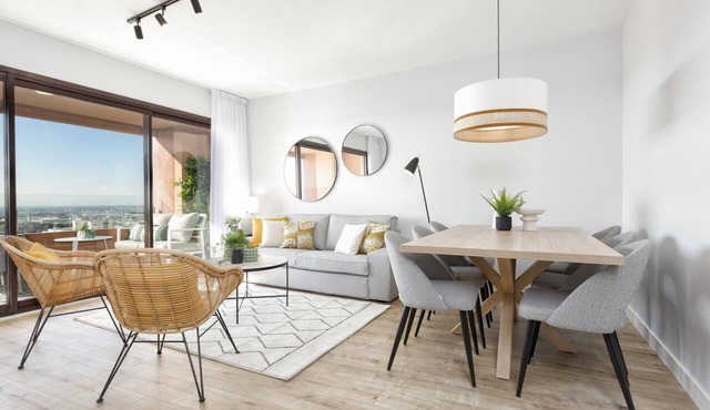 Spacious Elegant 3BR Apartment with Terrace, Pool & Parking in Malaga in Málaga