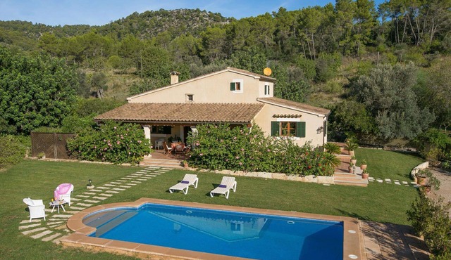 Spacious One Bedroom Country House with A/C, Large Garden, Private Pool - 5 mins drive to Pollença!