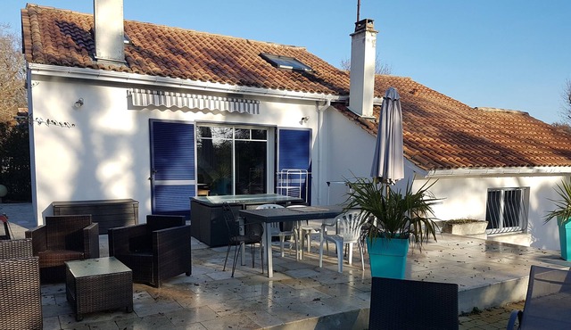 Spacious villa 237 m2 with swimming pool Plus12 people near Bordeaux in Latresne