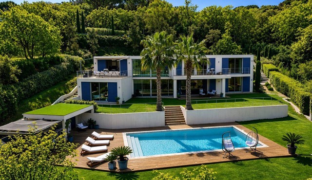 Spacious Villa Sleeps 10 Steps from Escalet Beach, Ramatuelle in Ramatuelle