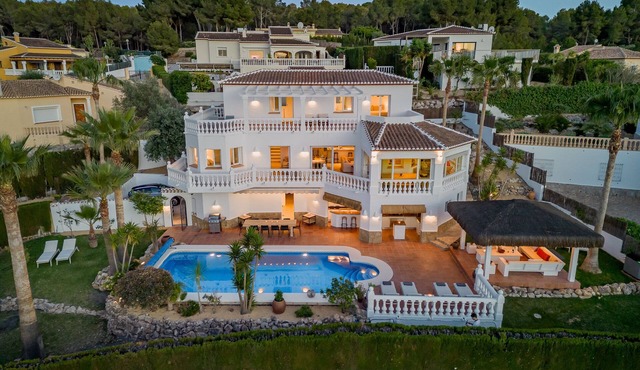 Spacious villa with stunning panoramic views - heated pool