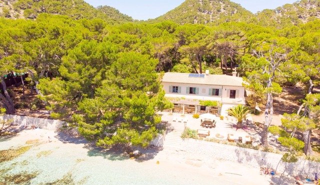 Stately Villa on the beachfront Formentor