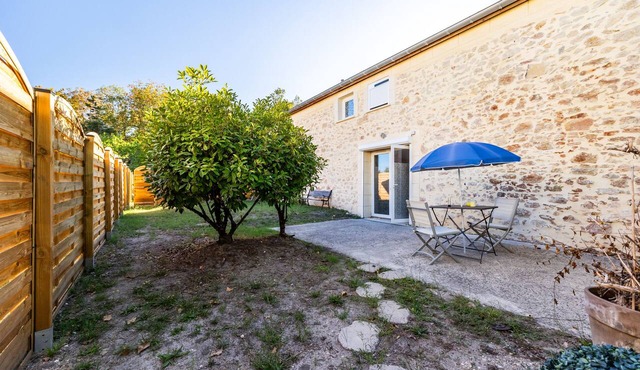 Studio Apartment 'Chez Martine' with Private Terrace, Private Garden and Wi-Fi in Langon