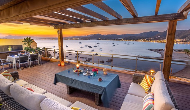 Stunning Luxury Penthouse with Sea Views, Wi-Fi and Air Conditioning