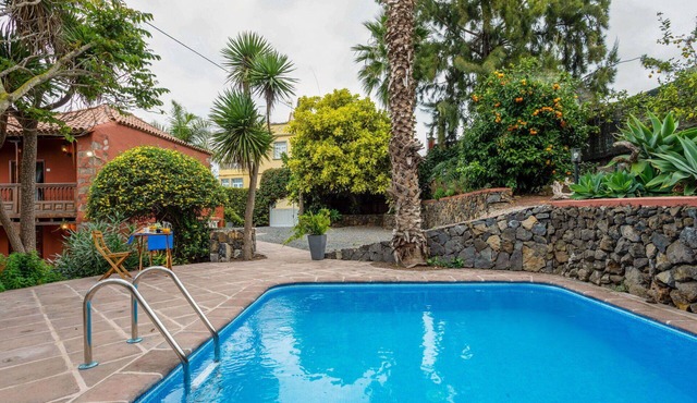 Stunning private villa for 8 guests with private pool, WIFI, TV, patio and panoramic view