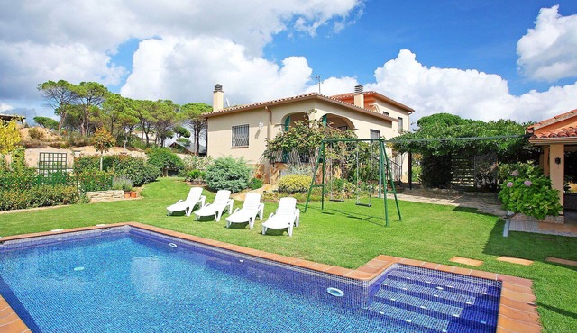 Stunning private villa for 6 people with private pool, WIFI, TV, patio and pets allowed