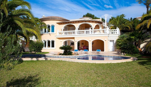 Stunning private villa for 4 people with A/C, WIFI, private pool, TV, patio and pets allowed