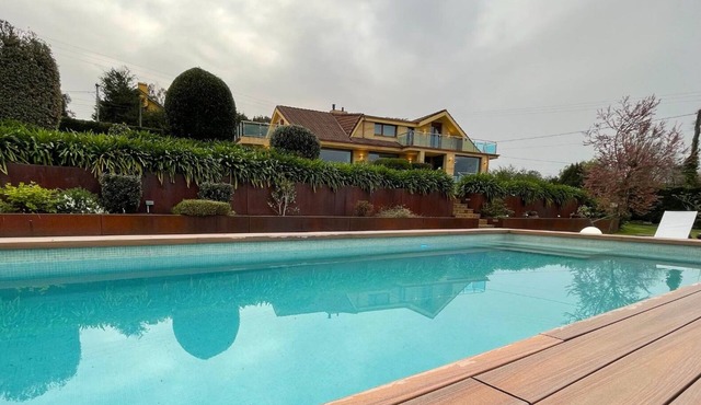 Stylish Host -Deluxe Villa close to beaches and Santander
