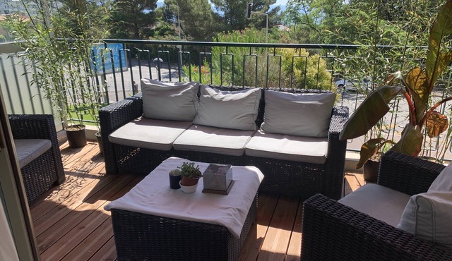 Sunny terrace apartment with sea view in Nice