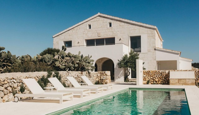 The essence of Menorca in a unique country house