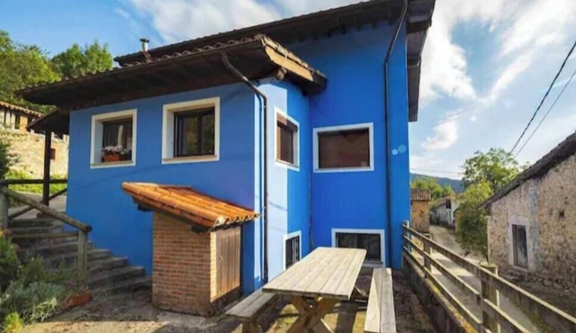 The House Azul of Perlleces. Full house surrounded by nature in Cangas de Onis