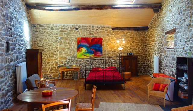 The rugged mountains of the Ardèche, a cottage in an old barn, with air conditioning! in Laboule