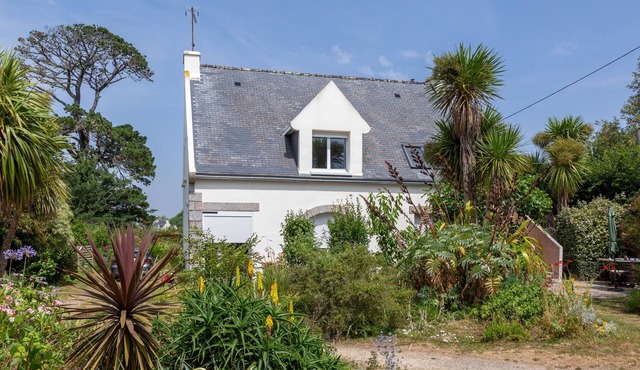 Ty Bleunioù – Seaside Escape with Private Terrace and Wi-Fi in Névez