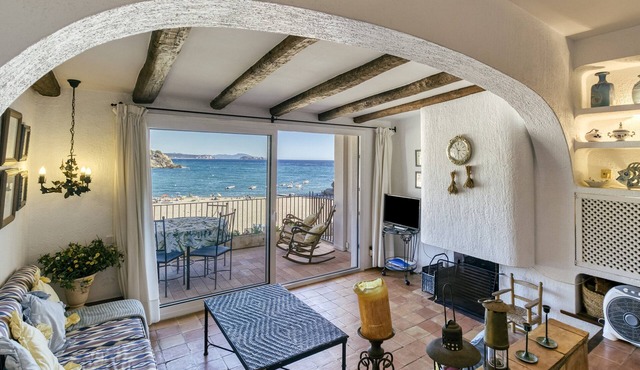 Vacation Apartment "Mediterranean Paradise" near the Beach with Terrace and Wi-Fi
