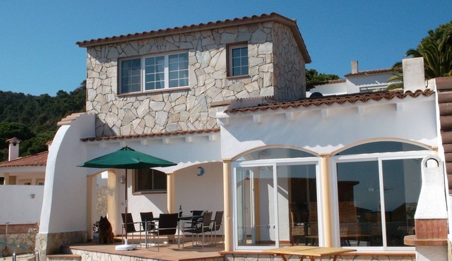 Vacation chalet with a swimming pool, dogs are allowed