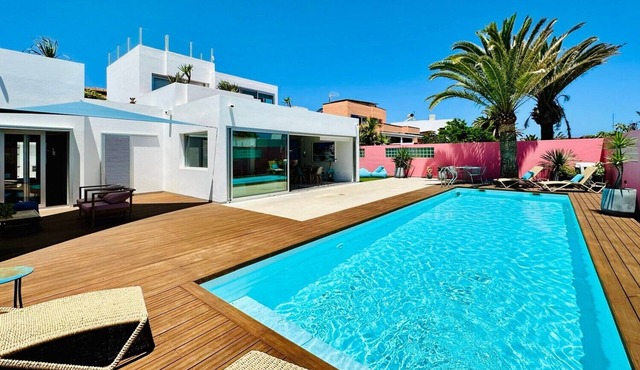 Vacation Home "Casa Color" with Sea View, Private Pool & Wi-Fi