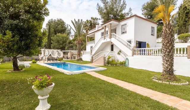 Vacation Home "El Valle de Arantxa" with Mountain View, Pool & Wi-Fi