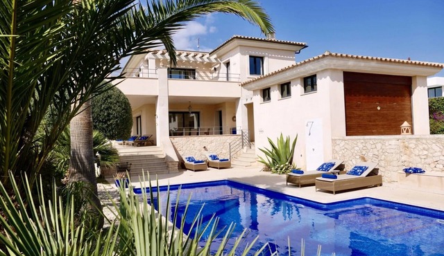 Vacation Home "Ocean Blues" with Private Pool, Shared Terrace & Wi-Fi