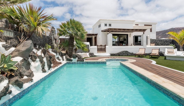 Vacation Villa 'Faro Park with Private Pool' with Mountain View, Private Terrace and Wi-Fi