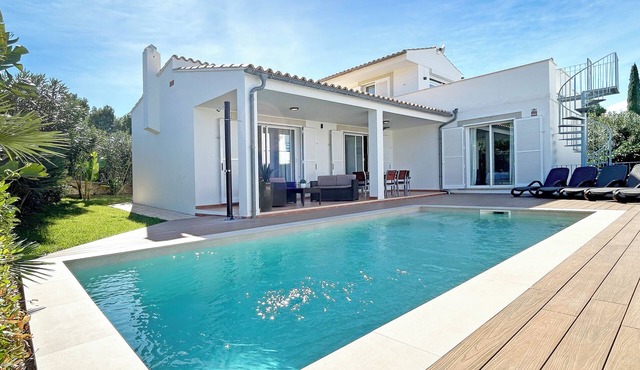 Vacation villa with a pool and breathtaking ocean and mountain views