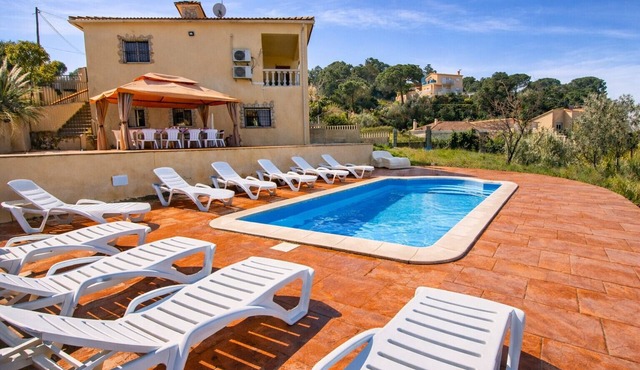 Views, Aircon and large pool in Lloret de Mar!