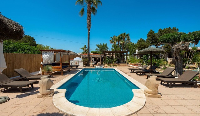 Villa 'Can Cardona' with Mountain Views, Wi-Fi and Air Conditioning